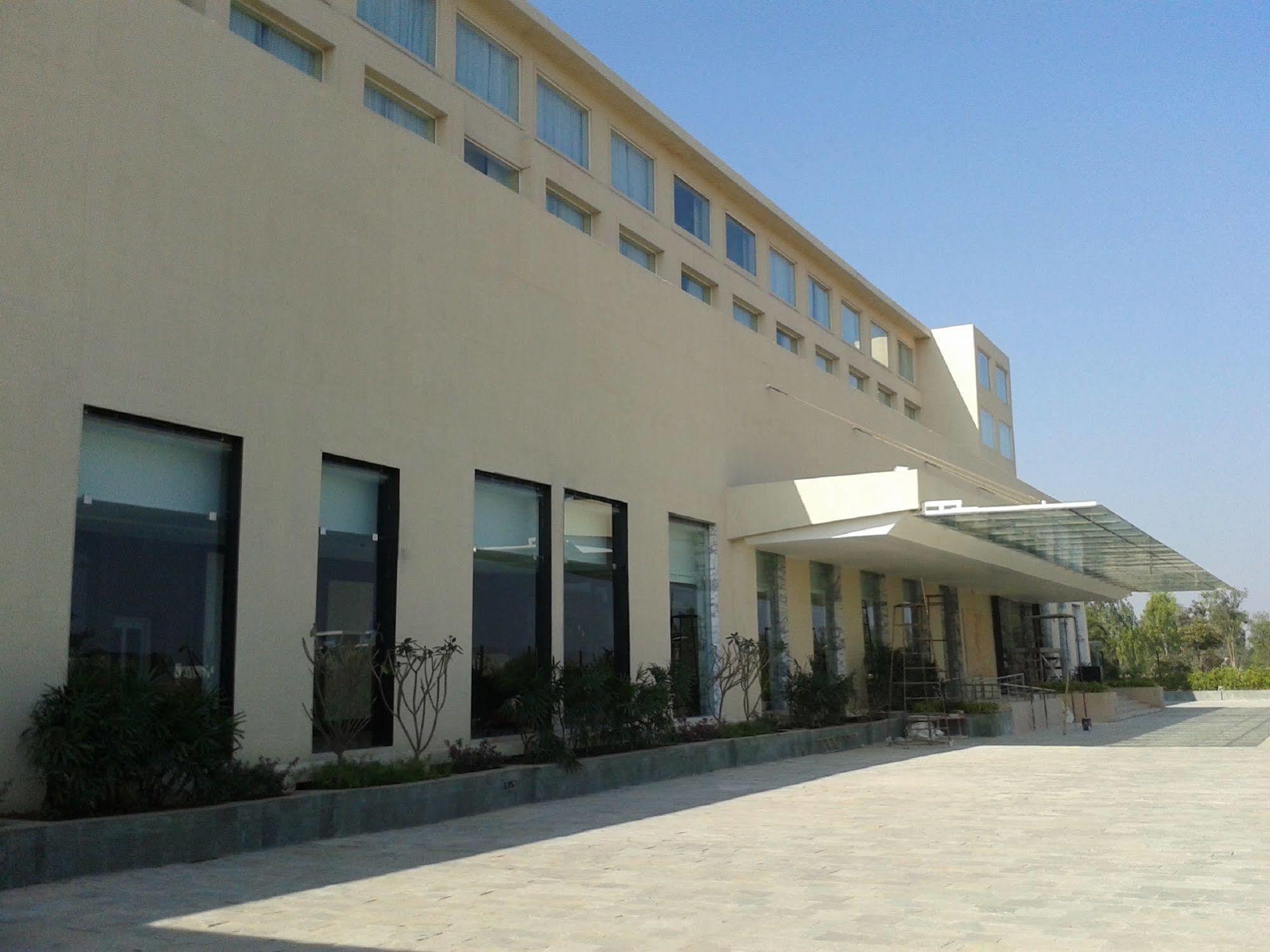 Courtyard By Marriott Bilaspur Eksteriør bilde