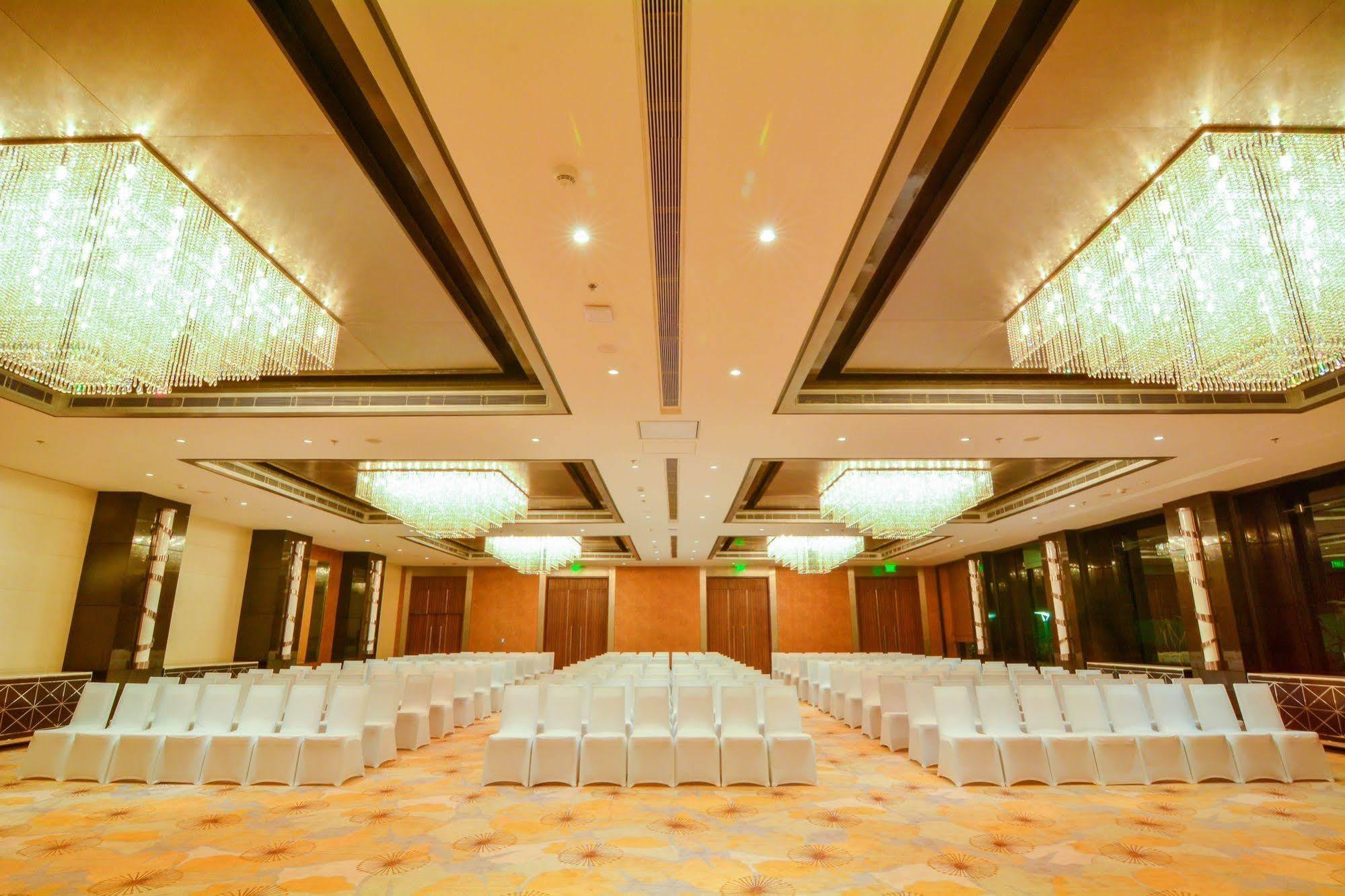 Courtyard By Marriott Bilaspur Eksteriør bilde